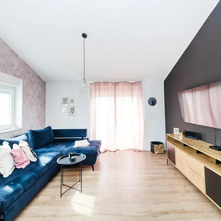 Fancy In Peaceful Area - Apartman *