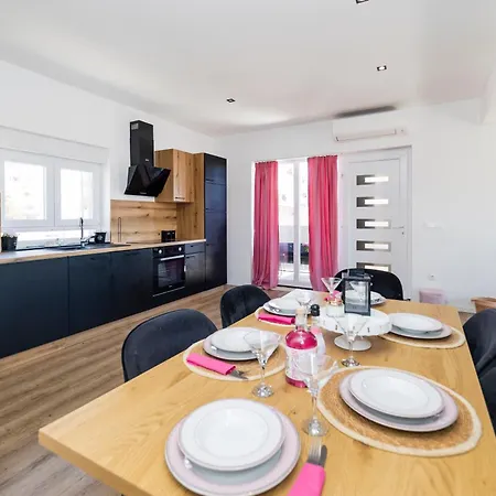 Fancy In Peaceful Area - Apartman