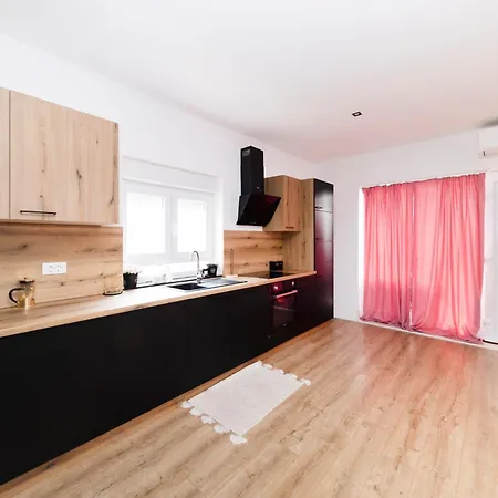 Fancy In Peaceful Area - Apartman *