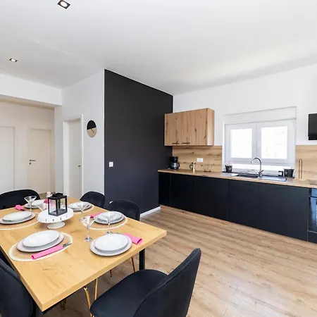 Fancy In Peaceful Area - Apartman *
