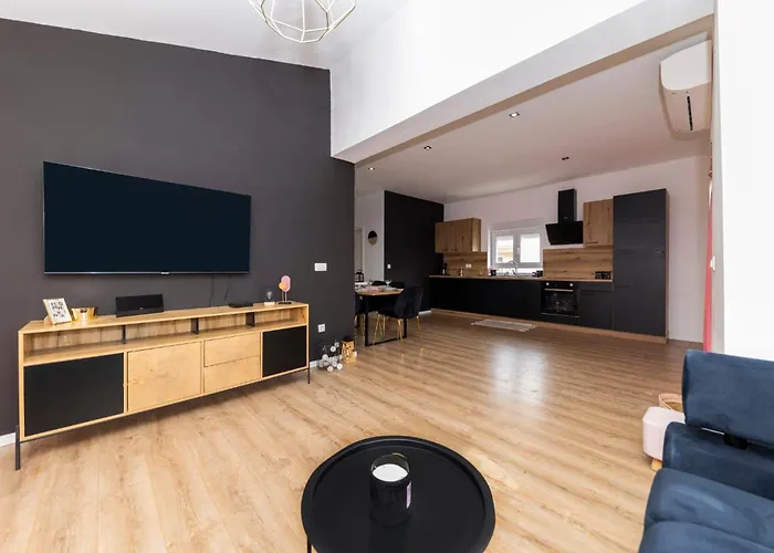 Apartment Fancy In Peaceful Area - *