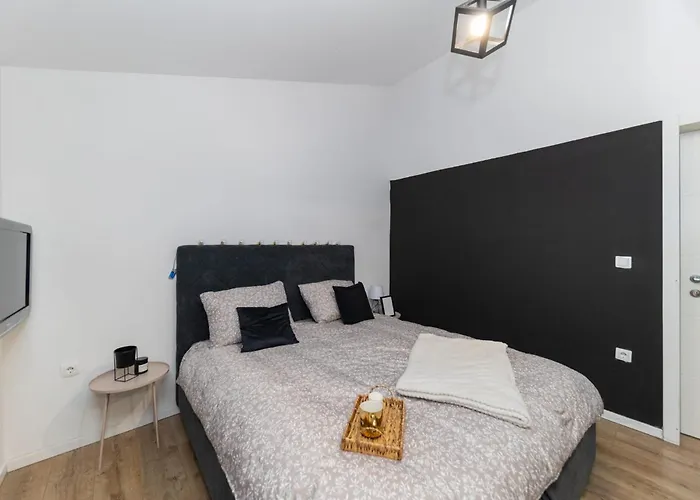 Fancy In Peaceful Area - Апартаменти *