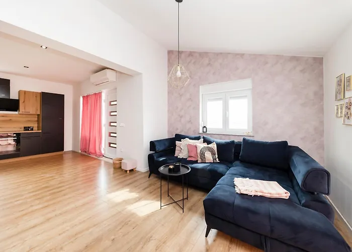 Апартаменти Fancy In Peaceful Area - Задар