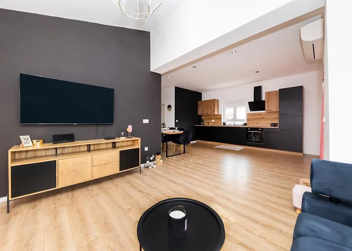 Апартаменти Fancy In Peaceful Area - *