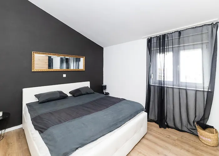 Апартаменти Fancy In Peaceful Area - *