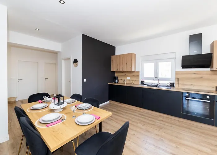 Fancy In Peaceful Area - Apartment *