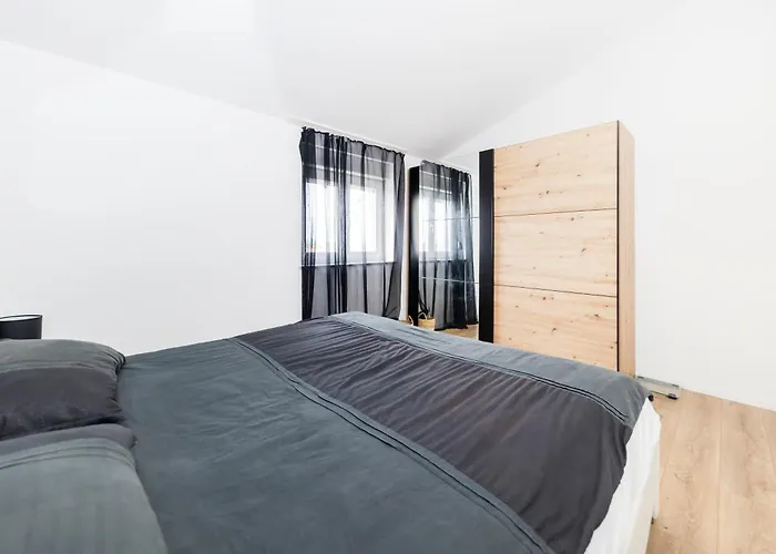 Apartment Fancy In Peaceful Area -